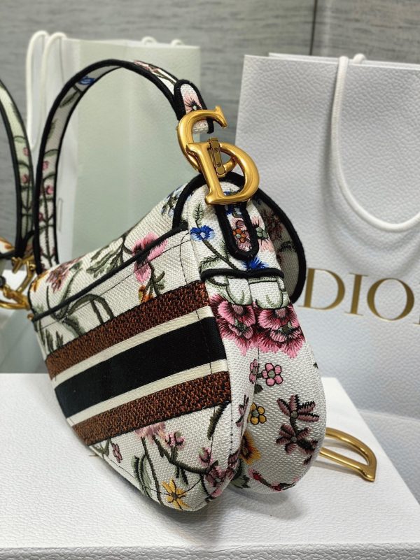 Fausse Sac Saddle Dior en broderie Petites Fleurs multicolores blanches – Image 2