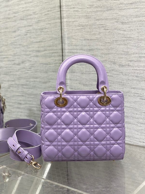Fausse Petit Sac Lady Dior en agneau lilas avec breloques résine – Image 3
