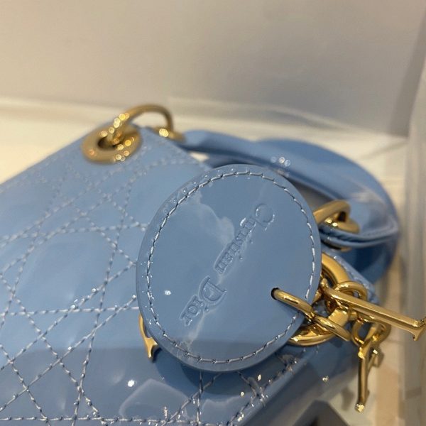 Faux Micro Sac Lady Dior en veau verni cannage bleu – Image 2