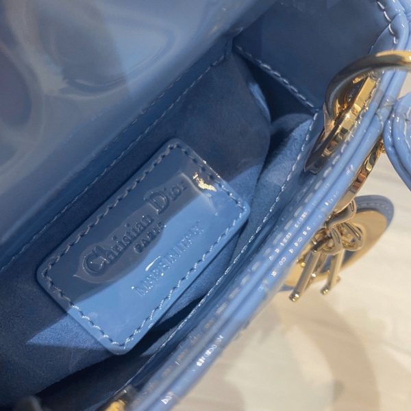 Faux Micro Sac Lady Dior en veau verni cannage bleu – Image 5