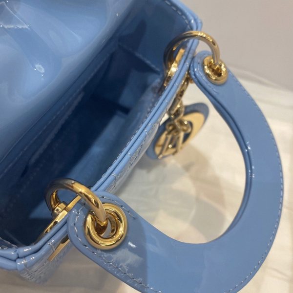 Faux Micro Sac Lady Dior en veau verni cannage bleu – Image 6