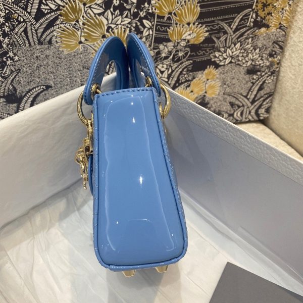 Faux Micro Sac Lady Dior en veau verni cannage bleu – Image 7
