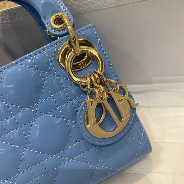 Faux Micro Sac Lady Dior en veau verni cannage bleu – Image 8