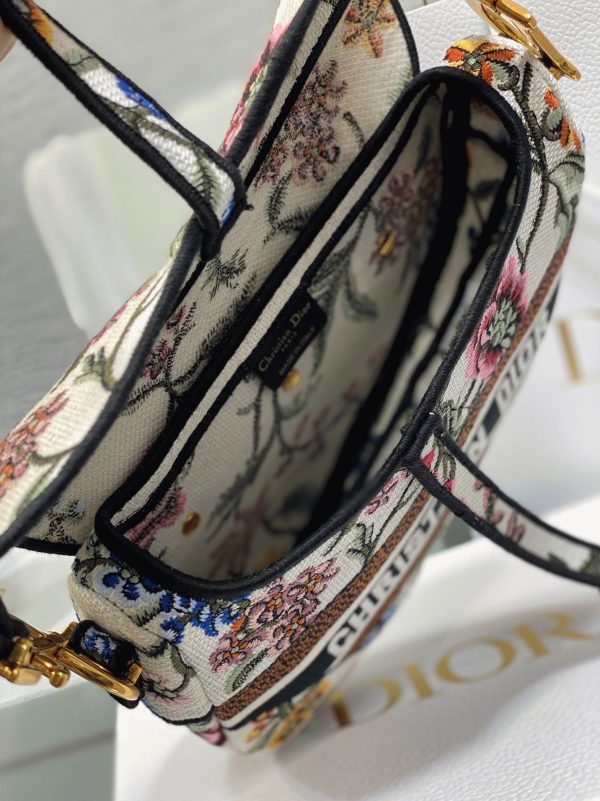 Fausse Sac Saddle Dior en broderie Petites Fleurs multicolores blanches – Image 9