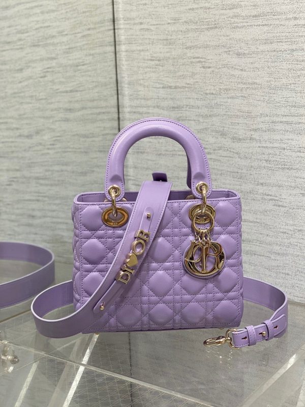 Fausse Petit Sac Lady Dior en agneau lilas avec breloques résine – Image 4