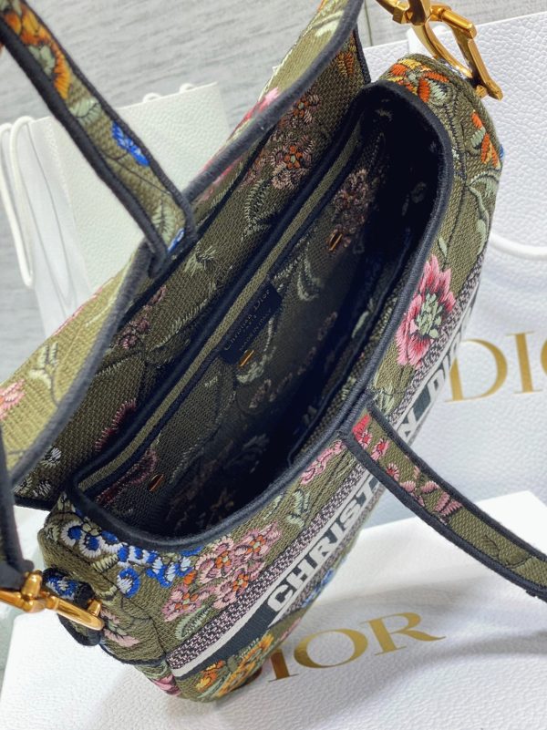 Contrefaçon Sac Saddle Dior en broderie Petites Fleurs multicolores vertes – Image 3