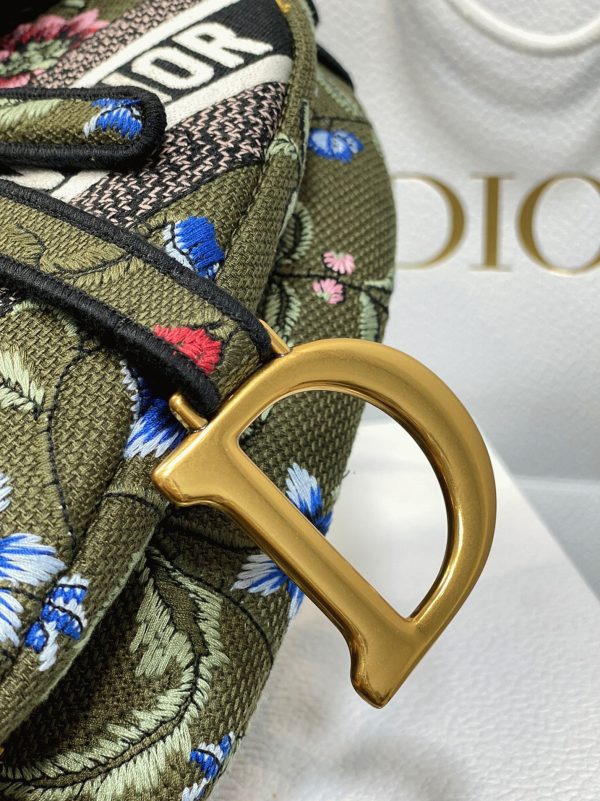 Contrefaçon Sac Saddle Dior en broderie Petites Fleurs multicolores vertes – Image 4