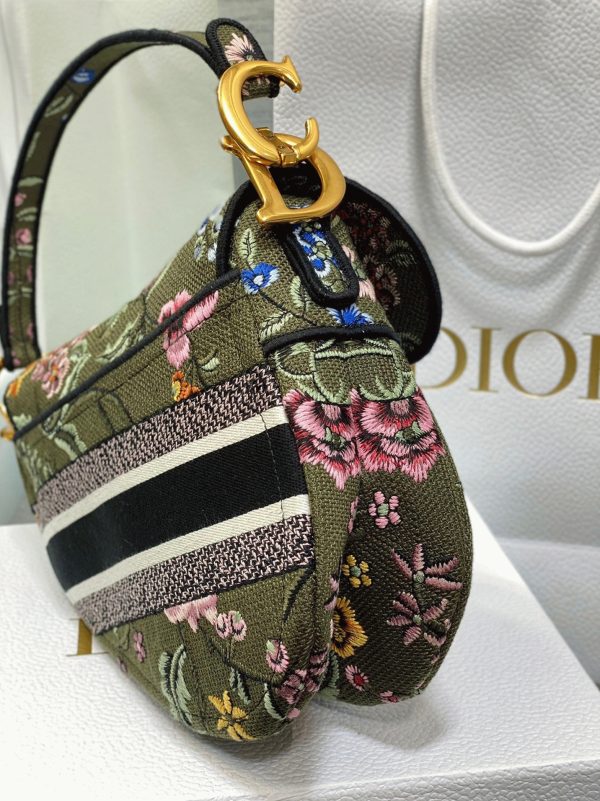 Contrefaçon Sac Saddle Dior en broderie Petites Fleurs multicolores vertes – Image 5