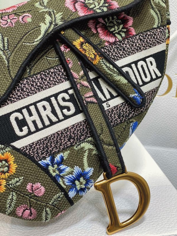 Contrefaçon Sac Saddle Dior en broderie Petites Fleurs multicolores vertes – Image 6