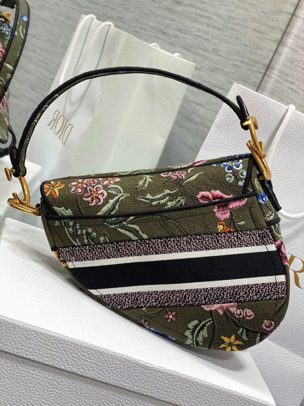 Contrefaçon Sac Saddle Dior en broderie Petites Fleurs multicolores vertes – Image 8