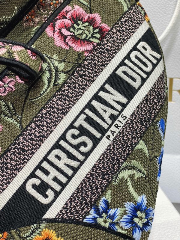 Contrefaçon Sac Saddle Dior en broderie Petites Fleurs multicolores vertes – Image 9
