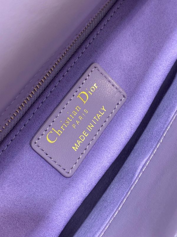 Fausse Petit Sac Lady Dior en agneau lilas avec breloques résine – Image 5