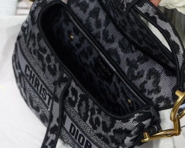 Réplique Sac Saddle Dior en broderie Mizza grise – Image 7