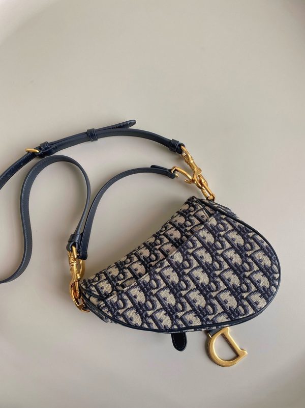 Fausse Mini Sac Saddle Dior avec bandoulière en jacquard Oblique bleu – Image 4