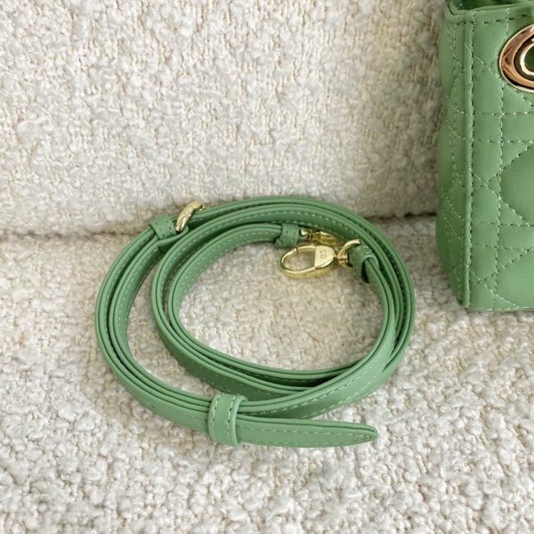 Contrefaçon Micro Sac Lady Dior en agneau cannage menthe – Image 6