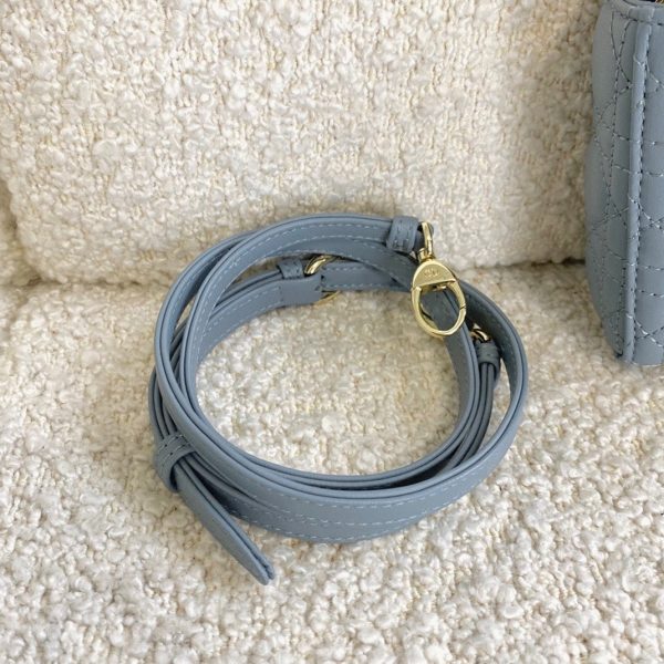 Fausse Micro Sac Lady Dior en agneau cannage bleu – Image 4
