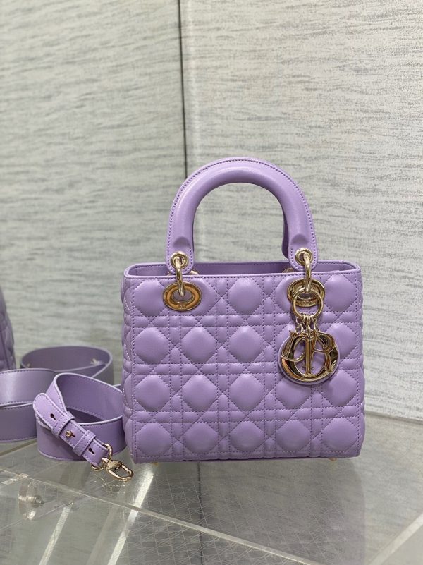 Fausse Petit Sac Lady Dior en agneau lilas avec breloques résine – Image 7