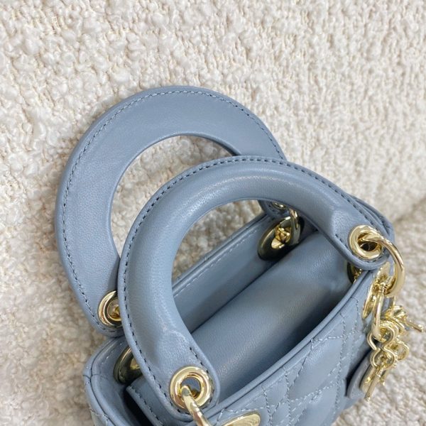 Fausse Micro Sac Lady Dior en agneau cannage bleu – Image 5