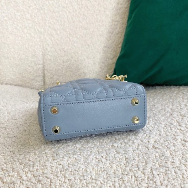 Fausse Micro Sac Lady Dior en agneau cannage bleu – Image 7