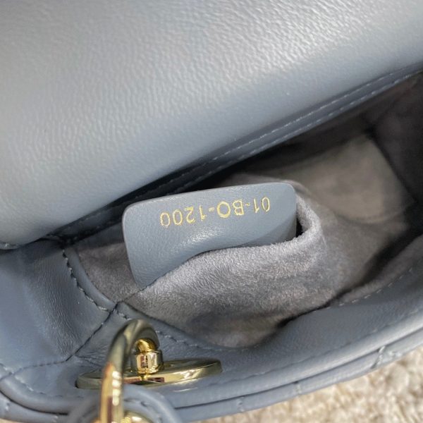 Fausse Micro Sac Lady Dior en agneau cannage bleu – Image 10