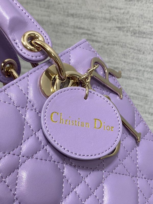 Fausse Petit Sac Lady Dior en agneau lilas avec breloques résine – Image 9