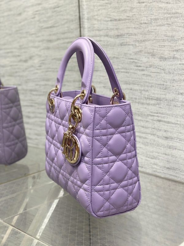 Fausse Petit Sac Lady Dior en agneau lilas avec breloques résine – Image 10