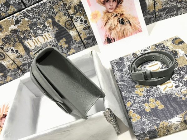 Réplique Sac Dior 30 Montaigne Medium en veau grainé ultramat gris – Image 10