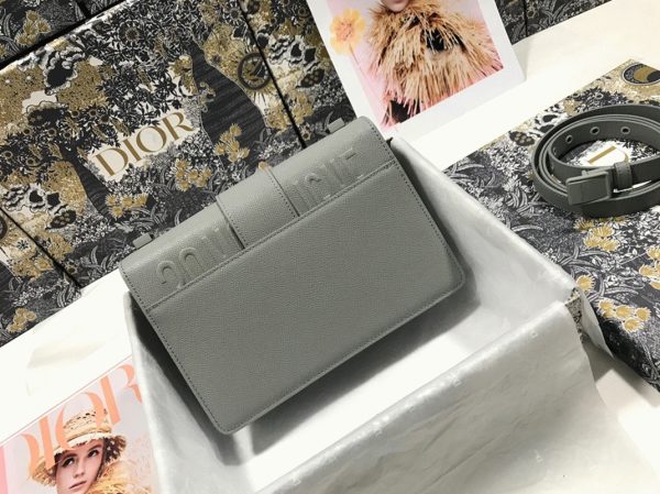Réplique Sac Dior 30 Montaigne Medium en veau grainé ultramat gris – Image 9