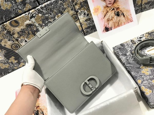 Réplique Sac Dior 30 Montaigne Medium en veau grainé ultramat gris – Image 7