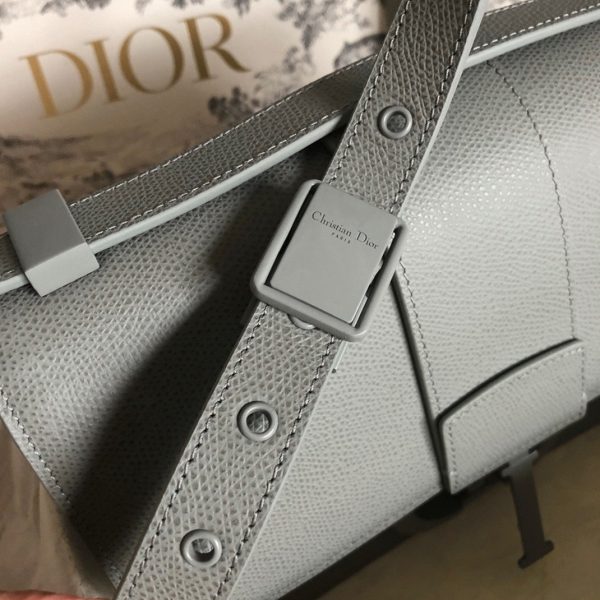 Réplique Sac Dior 30 Montaigne Medium en veau grainé ultramat gris – Image 6