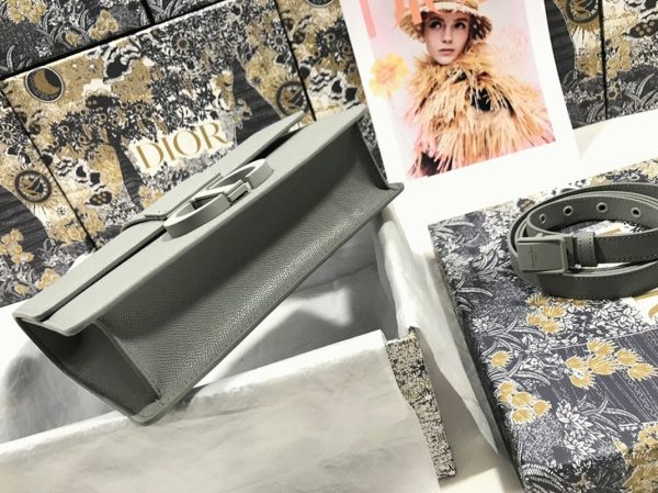 Réplique Sac Dior 30 Montaigne Medium en veau grainé ultramat gris – Image 5