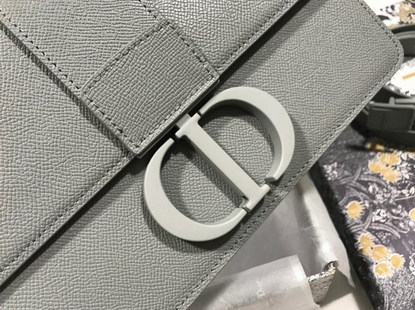 Réplique Sac Dior 30 Montaigne Medium en veau grainé ultramat gris – Image 4
