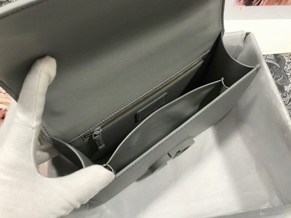 Réplique Sac Dior 30 Montaigne Medium en veau grainé ultramat gris – Image 3