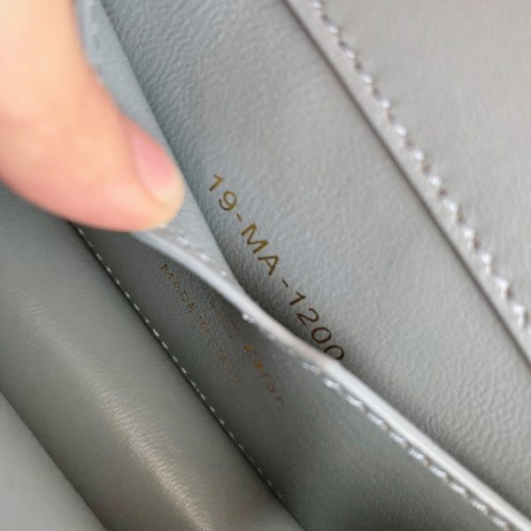Contrefaçon Micro Sac Dior 30 Montaigne en veau box gris – Image 3