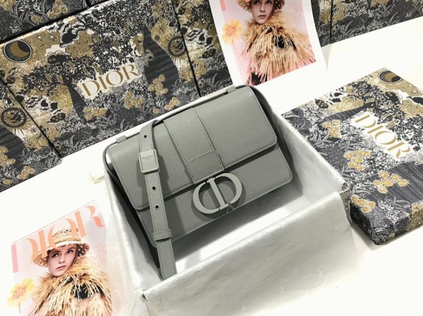 Réplique Sac Dior 30 Montaigne Medium en veau grainé ultramat gris – Image 2