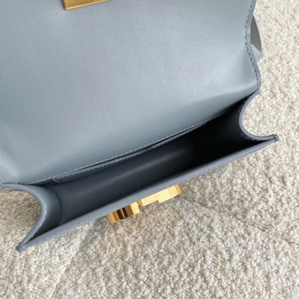Contrefaçon Micro Sac Dior 30 Montaigne en veau box gris – Image 2