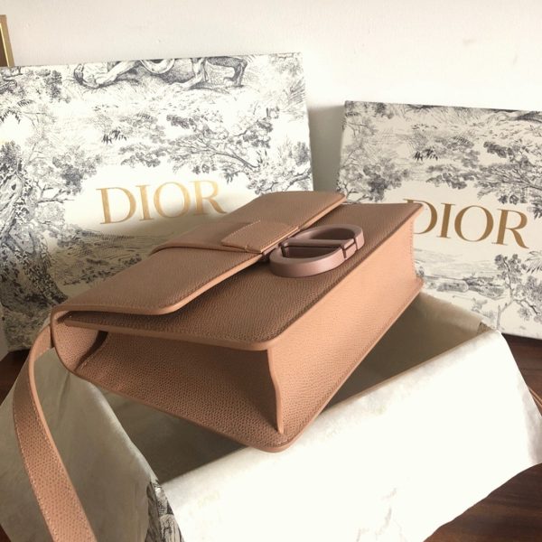 Réplique Sac Dior 30 Montaigne Medium en veau grainé ultramat poudre – Image 9