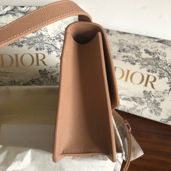 Réplique Sac Dior 30 Montaigne Medium en veau grainé ultramat poudre – Image 7