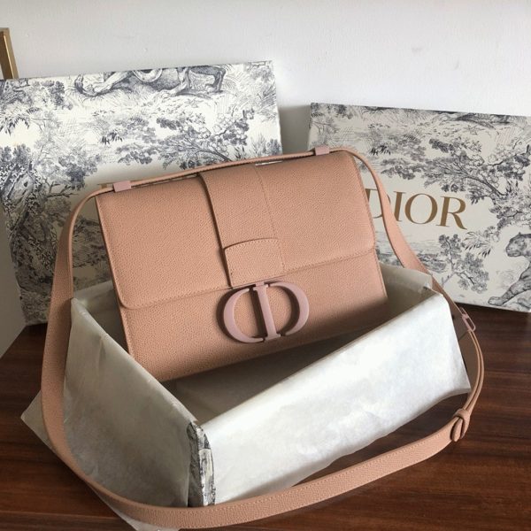 Réplique Sac Dior 30 Montaigne Medium en veau grainé ultramat poudre – Image 4