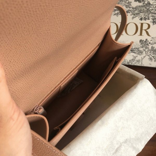 Réplique Sac Dior 30 Montaigne Medium en veau grainé ultramat poudre – Image 3