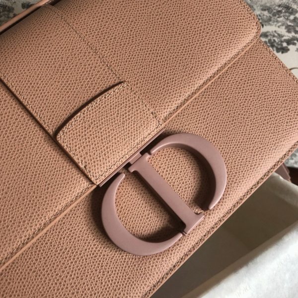 Réplique Sac Dior 30 Montaigne Medium en veau grainé ultramat poudre – Image 2