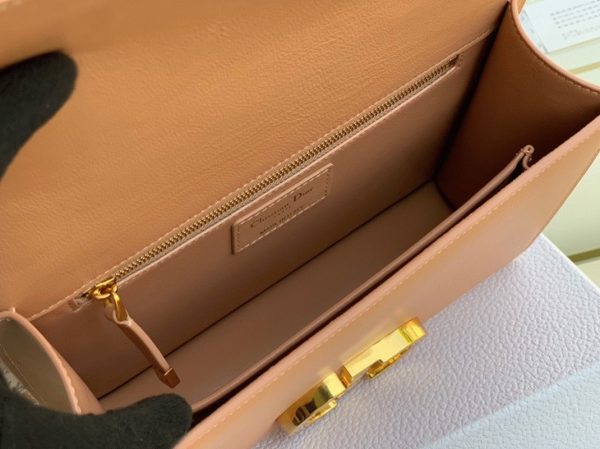 Contrefaçon Sac Dior 30 Montaigne Medium en veau box poudre – Image 5