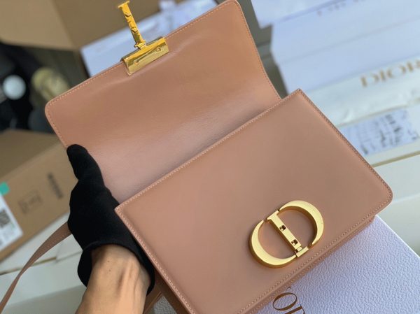 Contrefaçon Sac Dior 30 Montaigne Medium en veau box poudre – Image 4