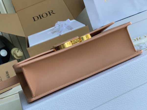 Contrefaçon Sac Dior 30 Montaigne Medium en veau box poudre – Image 2