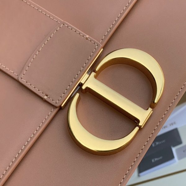 Contrefaçon Sac Dior 30 Montaigne Medium en veau box poudre – Image 10