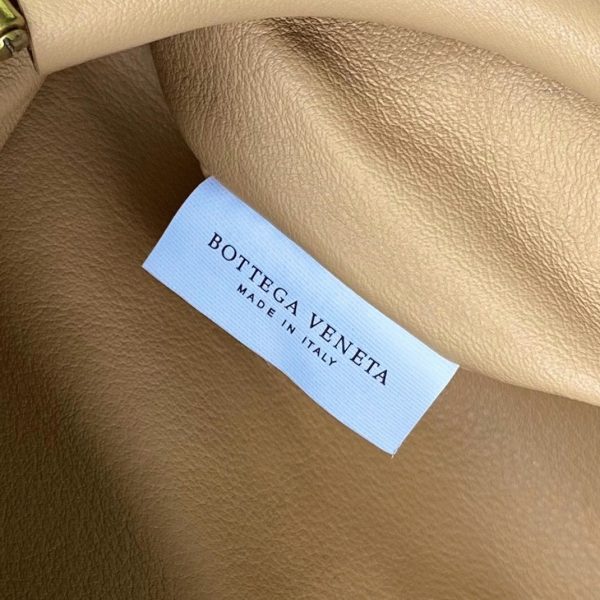 Réplique sac banane Bottega Veneta The Pouch en Amande – Image 10