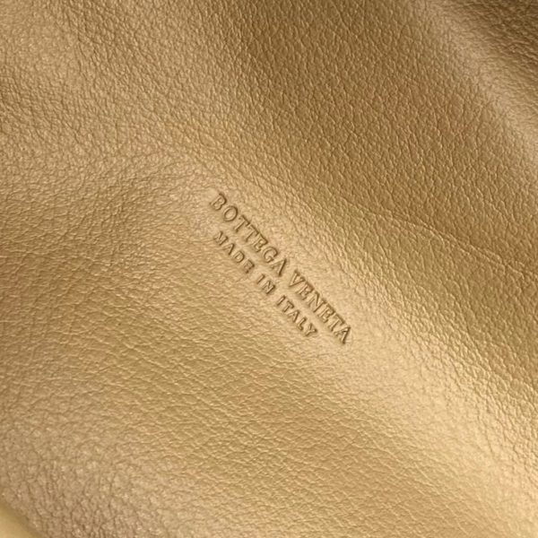 Réplique sac banane Bottega Veneta The Pouch en Amande – Image 9