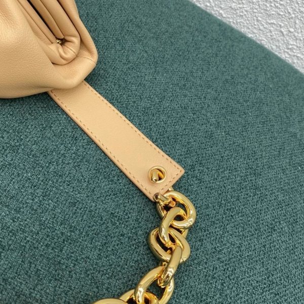 Réplique sac banane Bottega Veneta The Pouch en Amande – Image 7