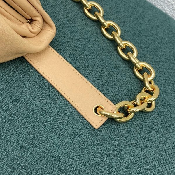 Réplique sac banane Bottega Veneta The Pouch en Amande – Image 6