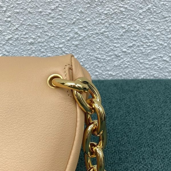 Réplique sac banane Bottega Veneta The Pouch en Amande – Image 5